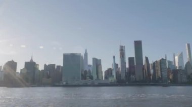 Manhattan siluetinin el kamerasıyla çekilmiş hali. Bir bahar öğleden sonra Hunters Point, Queens 'te çekildi..