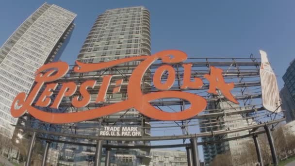 Handhållen Bild Pepsi Cola Skylten Hunters Point Queens Skjuten Vårdag — Stockvideo