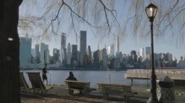 New York 'un doğu nehri boyunca koşan tanınmayan birinin el kamerasıyla çekilmiş fotoğrafı. Bir bahar öğleden sonra Hunters Point, Queens 'te çekildi..