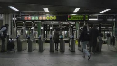 New York 'ta el kamerasıyla metro turnikeleri çekildi. Brooklyn 'deki Atlantic Avenue Barclays Center' da çekilmiş..