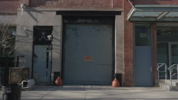 Handhållen Bild Ett Garage Utan Parkering Brooklyn Skjuten Vårdag 2024 — Stockvideo