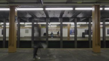 Bir metro istasyonuna varan ve ayrılan bir trenin zaman aşımı. Brooklyn, New York A Hattı 'ndaki Nostrand Bulvarı' nda vuruldu..