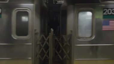 İstasyondan ayrılan bir New York metrosunun el kamerası görüntüsü. 4K 'da Union Meydanı' nda vuruldu..