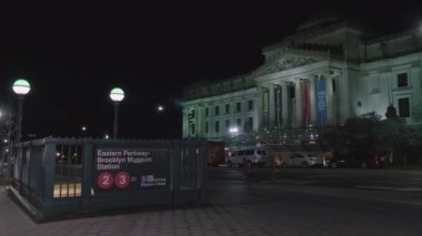 Doğu Parkway Brooklyn Müzesi metro istasyonunun gece çekilmiş resmi. 4K 'da Prospect Heights' ta çekildi..