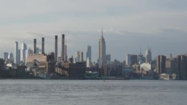 New York şehrinin ufuk çizgisi manzarası. Williamsburg, Brooklyn 'de gün batımında çekildi. Arka planda Empire State Binası vardı..