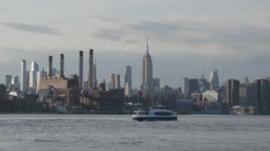 Bir feribot New York 'un East River' ını geçer. Baharda alacakaranlıkta vuruldu.
