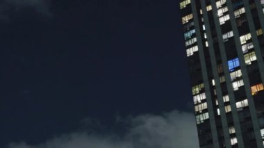 Geceleri modern bir New York apartmanının zamanaşımı.