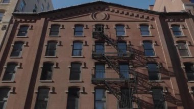 Tribeca, New York 'ta bir binanın dış kısmının el kamerası görüntüsü. 4K 'de bir bahar günü çekilmiş..
