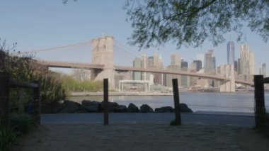 Brooklyn Köprüsü Parkı çekiliyor. New York 'ta bir bahar sabahı çekildi..