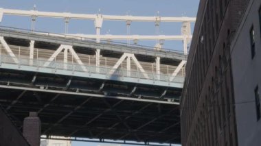 Manhattan Köprüsü 'nü geçen metro treni. 4K 'de bir bahar sabahı vuruldu..