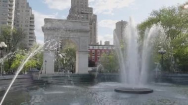 Bir bahar günü Washington Square Park 'ın el kamerasıyla çekilmiş fotoğrafı. Greenwich Village, New York 'ta 4K' da çekilmiş..
