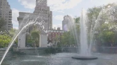 Güneşli bir günde Washington Square Park 'ta. Greenwich Village, New York 'ta çekilmiş..