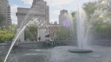 Washington Square Park 'ın el kamerasıyla çekilmiş bir fotoğrafı.