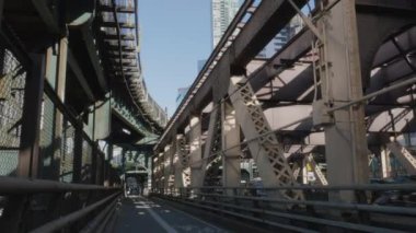 Queensboro Köprüsü 'nden metro ile geçen bisikletçilerin el kamerasıyla çekilmiş görüntüleri..
