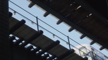 Queens, New York 'ta bir metro istasyonuna bakıyorum. Long Island City 'de çekilmiş..