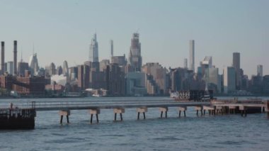 Arka planda New York şehrinin silueti olan Doğu Nehri 'ni bir römorkör geçiyor..