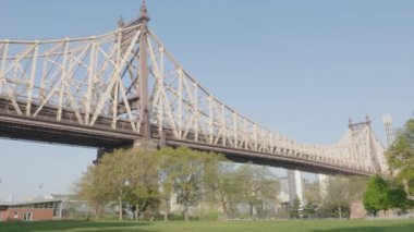 Queensboro Köprüsü çekime başlıyor. Long Island City, Queens 'te bir bahar sabahı çekildi.