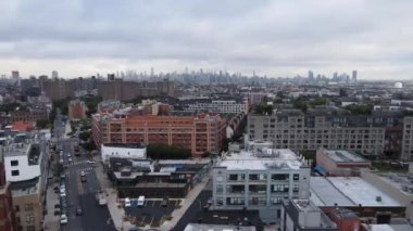 2023 yazının bulutlu bir sabahında Brooklyn, Bushwick 'te çekildi.
