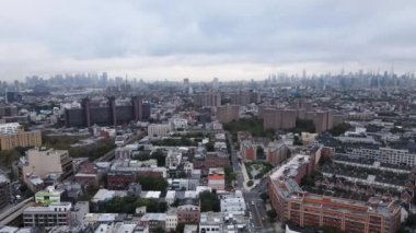 2023 yazının bulutlu bir sabahında Brooklyn, Bushwick 'te çekildi..