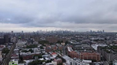 2023 yazının bulutlu bir sabahında Brooklyn, Bushwick 'te çekildi..