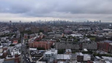 2023 yazında Brooklyn, Bushwick 'te çekildi. 2023 yazında, Brooklyn, Bushwick' te bulutlu bir sabahta çekildi..