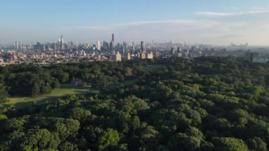 Brooklyns Prospect Park 'ın arka planda New York silueti olan insansız hava aracı görüntüleri 4K' da sıcak bir yaz sabahı çekildi.