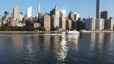 Sıcak bir yaz sabahı New York 'ta çekildi.