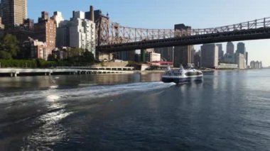 Sıcak bir yaz sabahı New York 'ta çekildi..