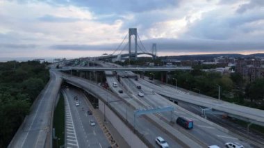 2023 yazında akşam trafiği saatinde 4K 'da çekilmiş. Köprü Brooklyn ve Staten Island 'ı birbirine bağlıyor..