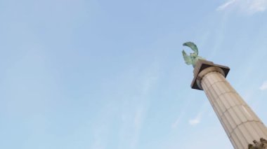 G treni Brooklyns Bedford-Nostrand İstasyonu 'ndan ayrılıyor.