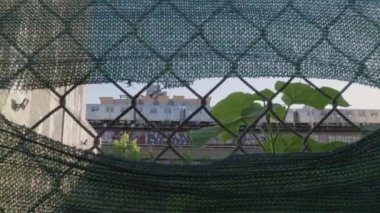 Bir bahar sabahı Williamsburg, Brooklyn 'den geçen J Treni' nin el kamerası görüntüleri..