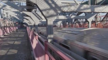Metroyu güneş doğarken Williamsburg Köprüsü 'nden geçerken çekiyoruz..