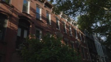 İlkbahar sabahı Brooklyn 'de bir dizi Brownstone' un kuruluş çekimi.