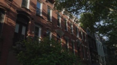 İlkbahar sabahı Brooklyn 'de bir dizi Brownstone' un kuruluş çekimi.