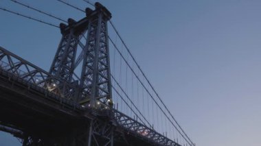 New York şehrinin Williamsburg Köprüsü 'nün karanlık çöktüğünde çekimleri başlıyor..