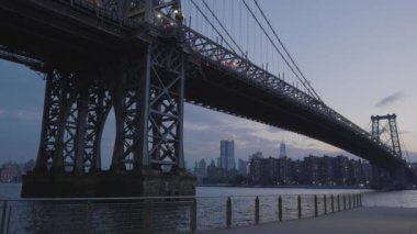 Geceleri Brooklyn 'deki Williamsburg Köprüsü' nü çekiyoruz. 2024 baharında 4K 'da çekilmiş..