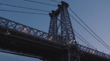 Alacakaranlıkta New York 'taki Williamsburg Köprüsü' nün çekimini yapıyorum. Kamera soldan sağa hareket ediyor.