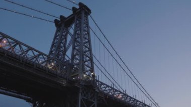 Brooklyn 'deki Williamsburg Köprüsü' nün gece çekilmiş resmi. 2024 baharında 4K 'da çekilmiş..
