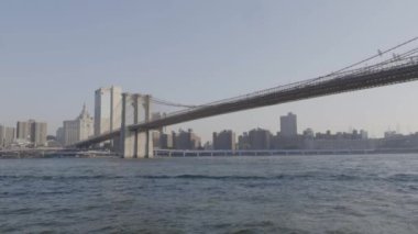 Gün doğumunda Brooklyn Köprüsü 'nü çekiyoruz. Baharda Brooklyn Köprüsü Parkı 'nda çekilmiş..