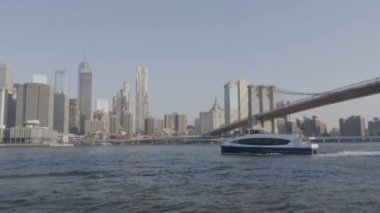 New York 'taki East River boyunca uzanan Brooklyn Köprüsü' ne bakarken nemli bir sabah..
