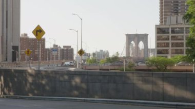 Gün doğumunda Brooklyn Köprüsü 'ne yaklaşan trafiğin görüntüsü alınıyor.