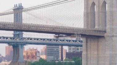 Brooklyn Köprüsü ve Manhattan Köprüsü 'nün yakın çekimi. Bahar boyunca alacakaranlıkta vuruldu..