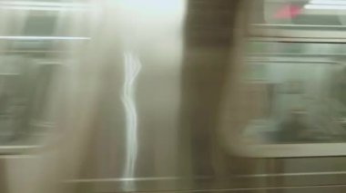 Hareket halindeki bir metro treninin yakın çekimi. New York 'ta vuruldu.