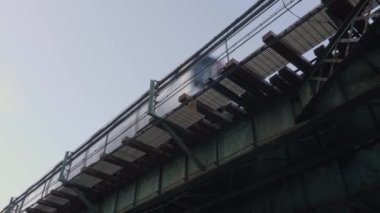 New York 'ta metro raylarının üstünde..