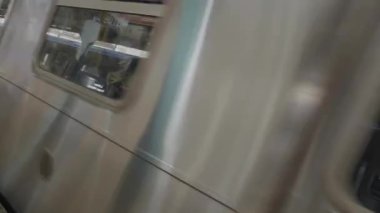 İstasyona gelen bir metro treninin el kamerası görüntüsü. Brooklyn, New York 'ta çekilmiş..