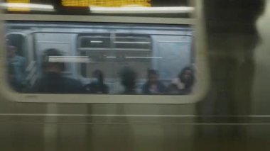 New York 'ta bir metronun yakın plan çekimi..