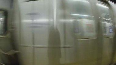 New York 'taki bir metro istasyonuna ulaşan bir trenin çekimini yapıyorum. Brooklyn 'deki Broadway Kavşağında çekilmiş..