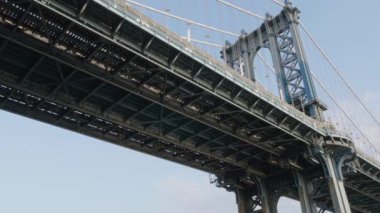 Manhattan Köprüsü 'nün tam altında, arka planda mavi bir gökyüzü ile vuruldu..