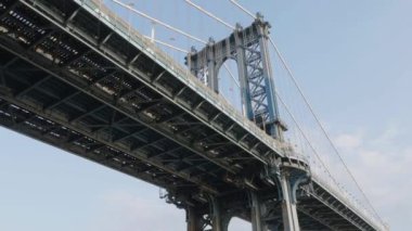 Bir yaz sabahı Manhattan Köprüsü 'nde. Brooklyn, DUMBO 'da mavi gökyüzüne ateş edildi..