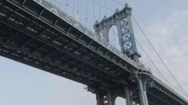 Bir yaz sabahı, Manhattan Köprüsü 'nün el kamerasıyla çekilmiş görüntüleri. Brooklyn, DUMBO 'da mavi gökyüzüne ateş edildi..